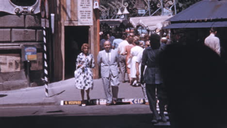 Peatones-Cruzando-Una-Concurrida-Calle-Del-Centro-De-Roma-En-La-Década-De-1960