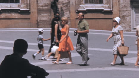 Turistas-Caminando-Por-Las-Calles-Del-Centro-De-Roma-En-La-Década-De-1960.