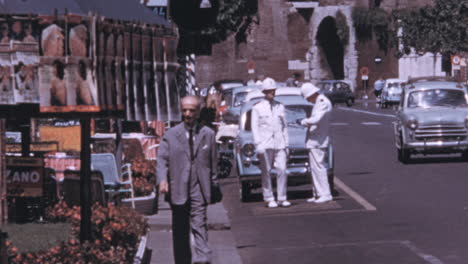 Los-Agentes-De-Tráfico-Multan-A-Un-Coche-Estacionado-En-Las-Calles-De-Roma-En-La-Década-De-1960.