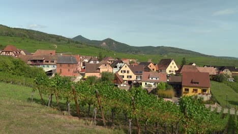 Dieses-Weinproduzierende-Hunawihr-Dorf-Besteht-Aus-Gut-Etablierten-Winzerhäusern-Mit-Kleinen,-Schmalen-Innenhöfen,-Die-Sich-Zur-Straße-Hin-öffnen-Und-Größtenteils-Aus-Dem-16.-Bis-18.-Jahrhundert-Stammen