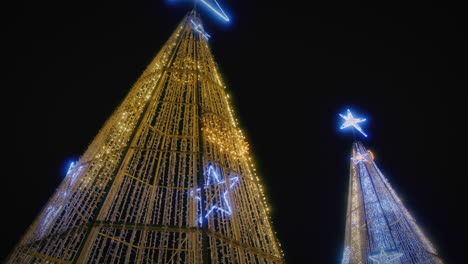Wunderschöne-Riesige-Weihnachtsbäume-Aus-Licht-In-Leiria,-Portugal,-Kardanische-Zeitlupe