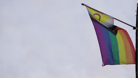 Queer-Pride-Regenbogenfahne-Flattert-Im-Wind