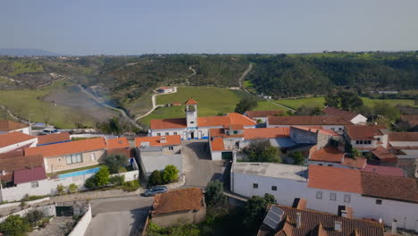 Typisches-Portugiesisches-Dorf,-Luftaufnahme-In-Zeitlupe