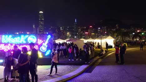 La-Atmósfera-Del-Mercado-Nocturno-En-El-Distrito-Cultural-De-West-Kowloon,-Hong-Kong.