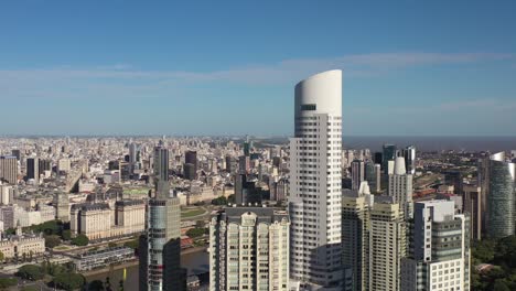 Con-Vista-Al-Vasto-Paisaje-Urbano-De-Buenos-Aires,-Destacando-La-Torre-Curva-En-Medio-De-Una-Arquitectura-Diversa