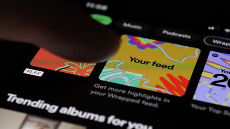 Nahaufnahme-Eines-Fingers,-Der-Den-Smartphone-Bildschirm-Berührt-Und-Die-Musik-Spotify-App-Mit-Der-Top-Song-Playlist-2023-öffnet