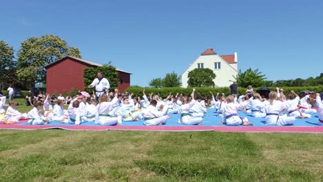 Taekwondo-Trainer-Mit-Schwarzem-Gürtel-Bringt-Seinen-Schülern-Taekwondo-Bei