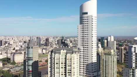 Die-Skyline-Von-Buenos-Aires-Mit-Markanten-Modernen-Gebäuden-Und-Einem-Blick-Auf-Den-Rio-De-La-Plata