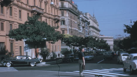 Hombre-De-Camino-Al-Trabajo-En-Una-Esquina-Del-Centro-De-La-Ciudad-De-Roma-En-La-Década-De-1970