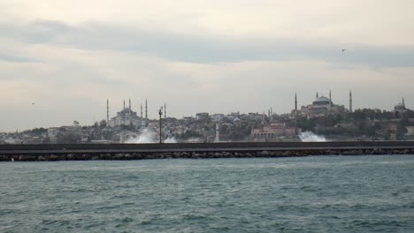 Grandes-Olas-Golpean-Y-Salpican-Sobre-El-Embarcadero-De-Estambul-En-Cámara-Lenta