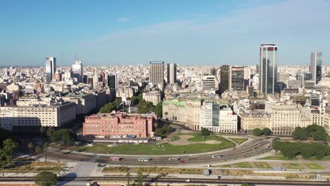Eine-Luftaufnahme-Der-Plaza-De-Mayo-Von-Buenos-Aires,-Der-Berühmten-Casa-Rosada-Und-Der-Skyline-Der-Stadt-Unter-Klarem-Himmel