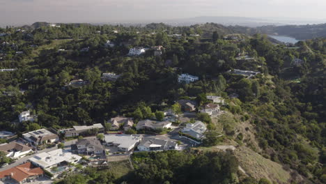 4K-Kino-Drohnenaufnahme-Von-Häusern-In-Beverly-Hills,-Kalifornien,-Mit-Dem-Stone-Canyon-Reservoir-Im-Hintergrund