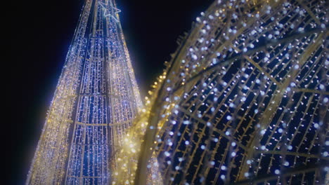 Wunderschöner-Riesiger-Weihnachtsbaum-Und-Lichtball-In-Leiria,-Portugal,-Kardanische-Zeitlupe