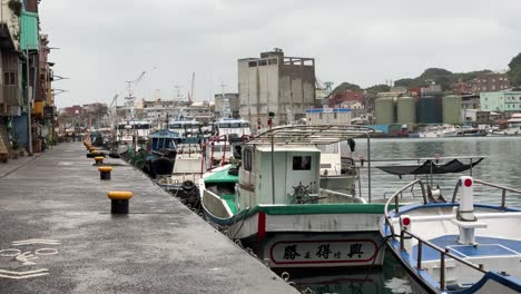 Szene-Mit-Booten,-Die-Am-Berühmten-Fischereihafen-Zhengbin,-Bezirk-Zhongzheng,-Keelung,-Taiwan-Anlegen