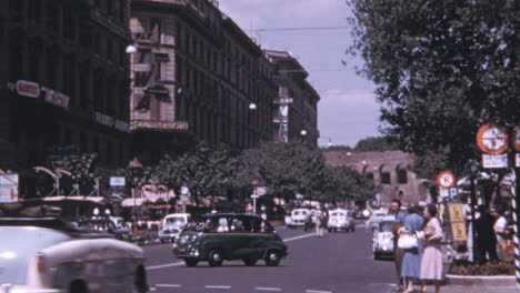 Frauen-Stehen-An-Einer-Straßenecke-Und-Warten-Darauf,-Im-Rom-Der-1960er-Jahre-Die-Kreuzung-Zu-überqueren