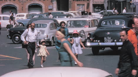 Familia-Caminando-Por-Las-Calles-De-La-Ciudad-De-Roma-En-Los-Años-1960