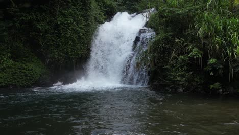 Ein-Kleiner,-Versteckter-Wasserfall-In-Den-Tiefen-Des-Balinesischen-Dschungels-An-Einem-Sonnigen-Nachmittag,-Aus-Der-Luft