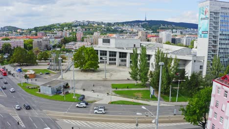 Altes-Istropolis-Gebäude-Im-Stadtzentrum-Von-Bratislava,-Slowakei---Luftaufnahme