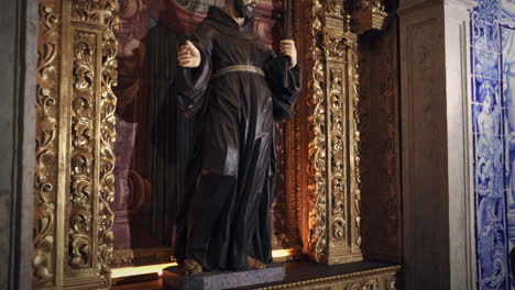 Antike-Heiligenfigur-In-Einer-Portugiesischen-Kirche-In-Zeitlupe