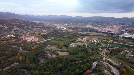 Vista-Por-Drones-De-Un-Valle-En-Los-Pirineos-De-Vic-Con-Pueblos-Al-Fondo
