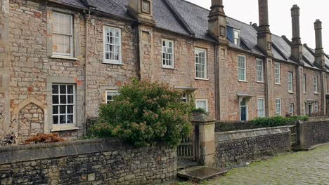Antigua-Calle-Residencial-Histórica-De-Vicar&#39;s-Close-Con-Hermosas-Y-Pintorescas-Casas-Victorianas-Inglesas-Y-Calles-Adoquinadas-En-Wells,-Somerset,-Inglaterra