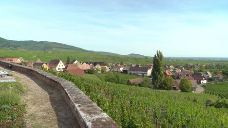 Das-Dorf-Hunawihr-Ist-Von-Hügeln-Und-Weinbergen-Umgeben,-Wie-Man-Es-Von-Der-Kirche-Der-Stadt-Aus-Sieht