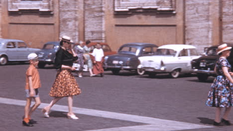 Hermosa-Mujer-Camina-Junto-A-Su-Hijo-En-La-Calle-Del-Centro-De-Roma-En-Los-Años-1960
