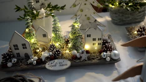 Decoración-Navideña-De-árboles-Y-Casas-Con-Luces-Y-Deseos-De-Feliz-Navidad