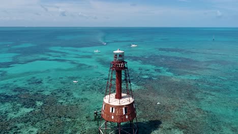 Eine-4K-Drohnenaufnahme-Eines-Verlassenen-Leuchtturms-In-Einer-Abgelegenen-Gegend-Der-Karibik,-In-Der-Nähe-Von-Bimini,-Bahamas