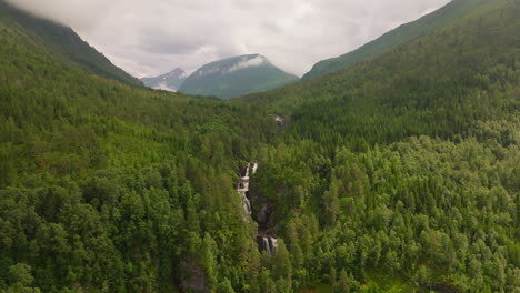 Mountain-Rivers-Flowing-Amidst-Lush-Forest-On-West-Coast,-Norway