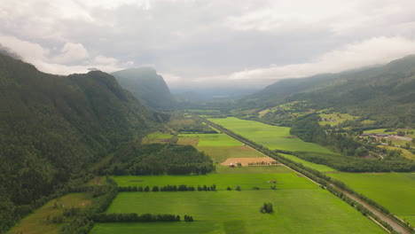 Verdes-Llanuras-Y-Valles-Con-Pueblos-Rurales-Durante-El-Amanecer-En-La-Costa-Oeste,-Noruega