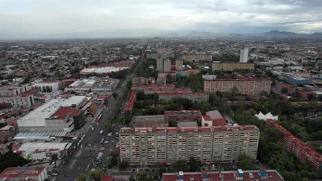 Toma-Lateral-De-Un-Dron-Del-Centro-Urbano-De-Tlatelolco-En-La-Ciudad-De-México