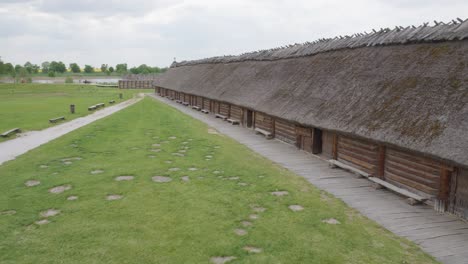 Im-Inneren-Einer-Archäologischen-Stätte-Von-Biskupin-Und-Einem-Lebensgroßen-Modell-Einer-Befestigten-Siedlung-Aus-Der-Spätbronzezeit-In-Polen