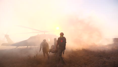 Verwundeter-Israelischer-Soldat-Auf-Trage-Zum-IDF-Medevac-Blackhawk-Hubschrauber-In-Gaza-Gebracht