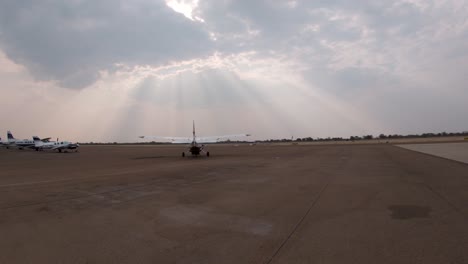 Un-Pequeño-Avión-Blanco-Se-Prepara-Para-Entrar-En-La-Pista-De-Un-Aeropuerto-Para-Despegar.