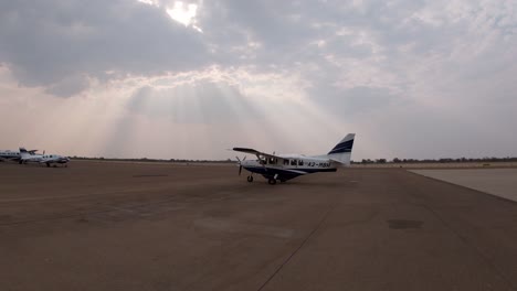 Ein-Kleinflugzeug-Startet-Den-Motor-Zum-Start-Auf-Einem-Flughafen-In-Südafrika