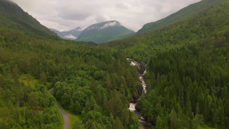 Süßwasserbach,-Der-Durch-Bewaldete-Felsige-Berge-An-Der-Westküste-Norwegens-Fließt