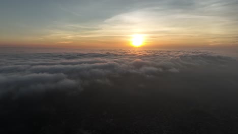 Luftdrohnenaufnahme-Eines-Wunderschönen-Sonnenuntergangs-Durch-Dunkle-Wolken-über-Der-Stadt-Umerkot,-Tharparkar,-Pakistan-Am-Abend