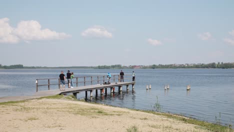 Small-jetty-at-lake-Jezioro-Duże-Żnińskie-in-Żnin,-Poland