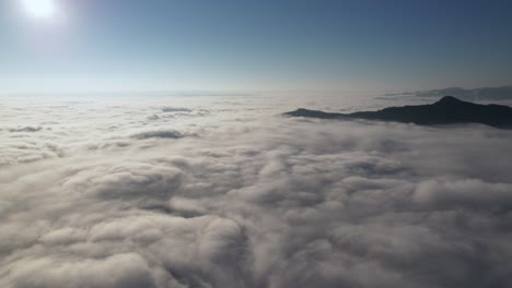 Un-Hiperlapso-Aéreo-De-Nubes-Rodando-Sobre-Las-Montañas-En-Carolina-Occidental