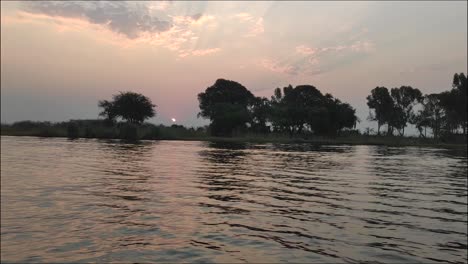 Bootssafari-Entlang-Des-Chobe-Flusses-Bei-Sonnenuntergang