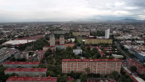 Toma-Lateral-De-Un-Dron-Del-Centro-Urbano-De-Tlatelolco-En-La-Ciudad-De-México-Durante-La-Tormenta