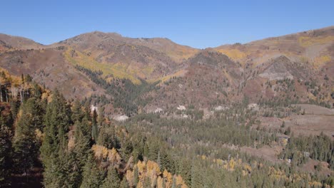 Aerial-shot-of-open-mountains-and-a-valley-in-Utah-during-the-autumn-with-yellow-aspen-and-fall-colors