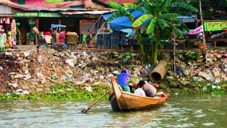 Locales-Navegando-Por-Un-Río-En-Medio-De-Desafíos-Ambientales-En-Bangladesh---Pasajeros-Que-Viajan-En-Barcos-En-Bangladesh