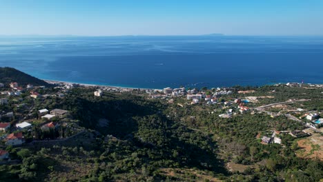 El-Amanecer-Ilumina-El-Pueblo-Turístico-De-Dhermi-En-La-Riviera-Albanesa,-Proyectando-Una-Luz-Radiante-Sobre-Las-Vistas-Al-Mar.