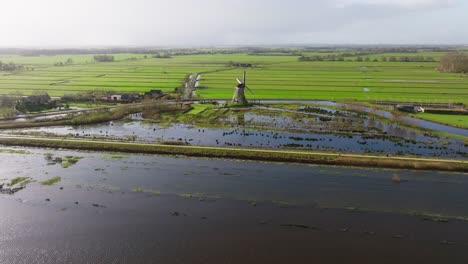 Water-management-with-historic-Boezemmolen-Nr-6,-Haastrecht,-Netherlands