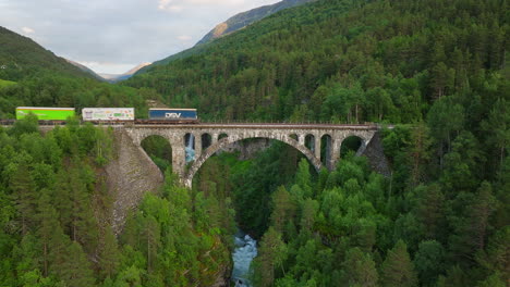 Puente-Kylling,-Puente-Ferroviario-En-El-Municipio-De-Rauma-En-El-Condado-De-Møre-Y-Romsdal