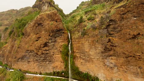Spektakulärer-Wasserfall-Mit-Grünem-Wald-Und-Klippen