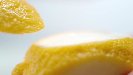 Scharfes-Messer,-Das-Ein-Stück-Von-Der-Zitronenoberfläche-Schneidet