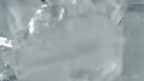 Wasser-Strömt-über-Eiswürfel-Mit-Aufsteigenden-Blasen
